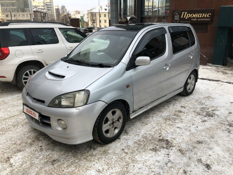 Daihatsu YRV 2002