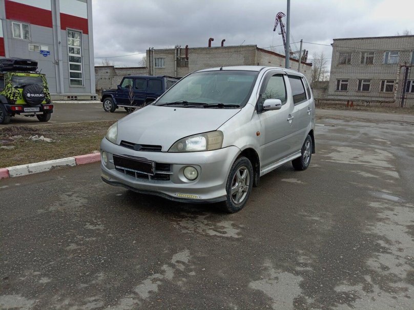 Daihatsu YRV 2001