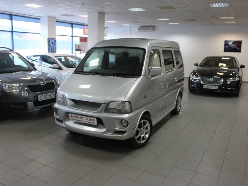 Сузуки Эвери Ленди