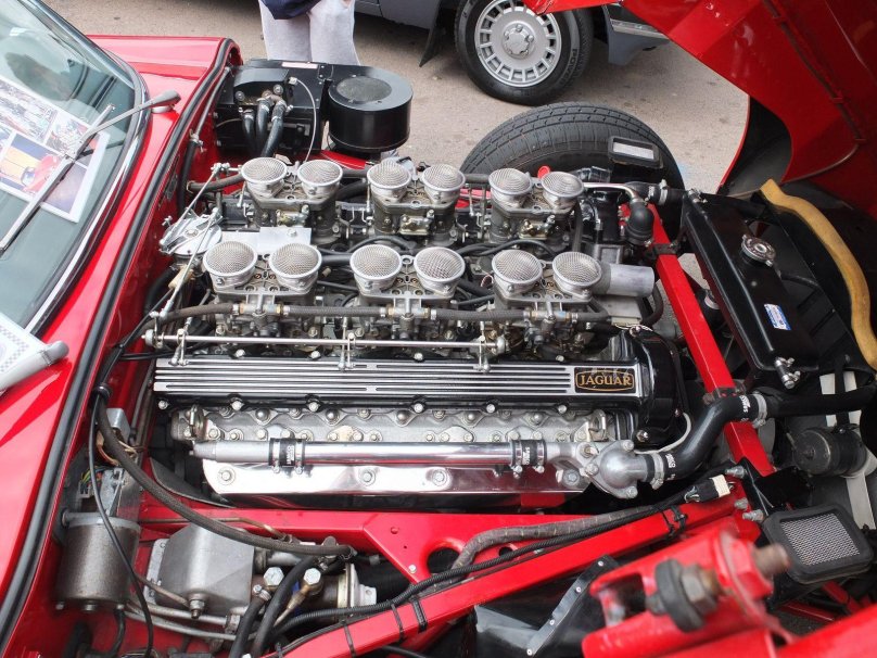 Jaguar v12 engine