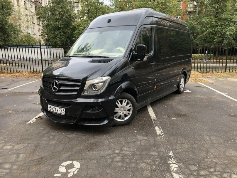 Черный микроавтобус