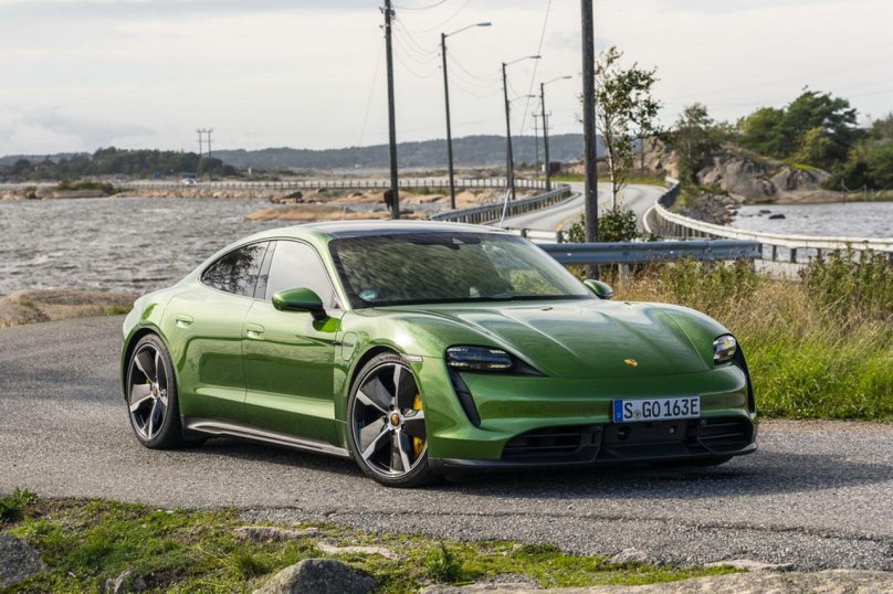 Porsche Taycan зеленый