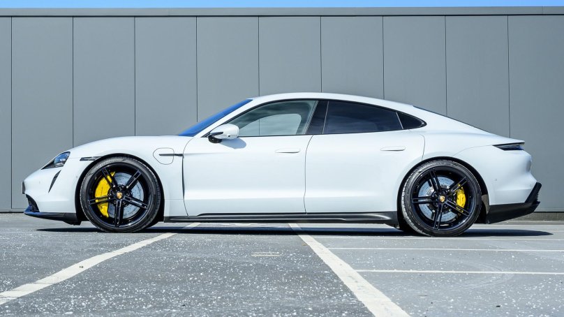 Порше Taycan Turbo s 2020