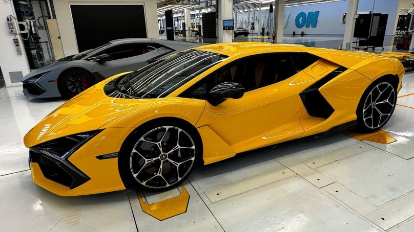 Ламборгини revuelto