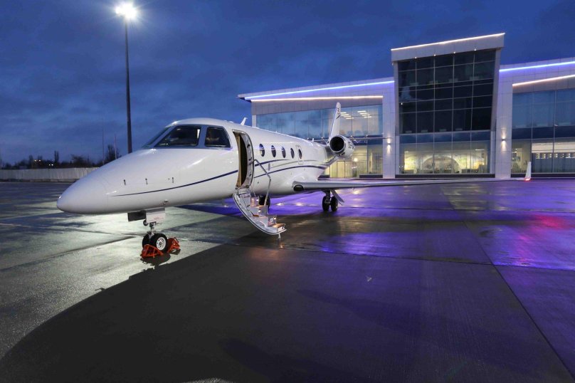 Самолет бизнес Джет