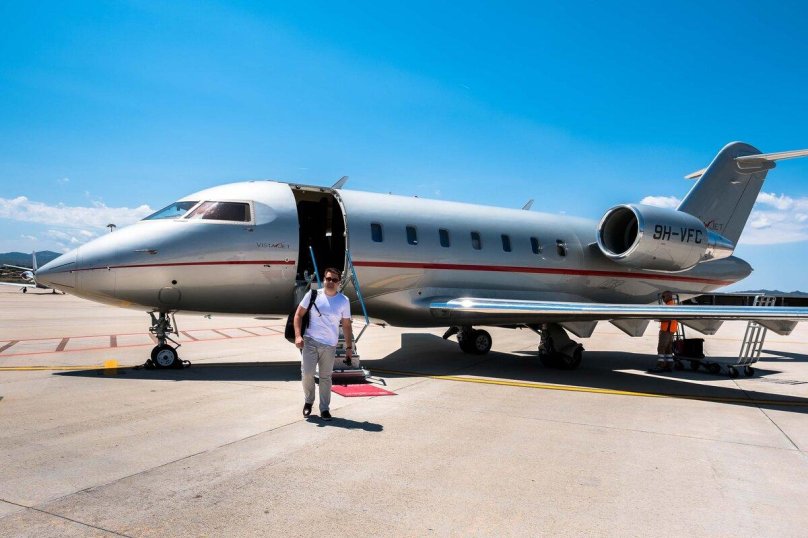 Самолет бизнес Джет