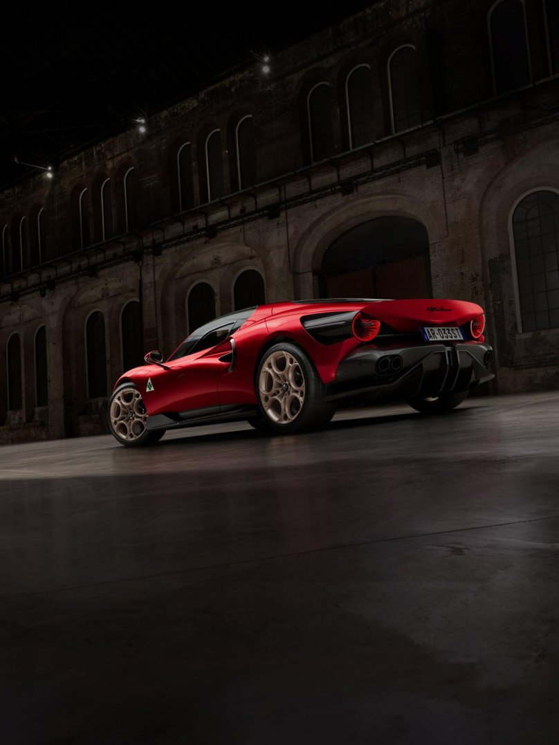 Альфа Ромео 33 страдале 2024 красный