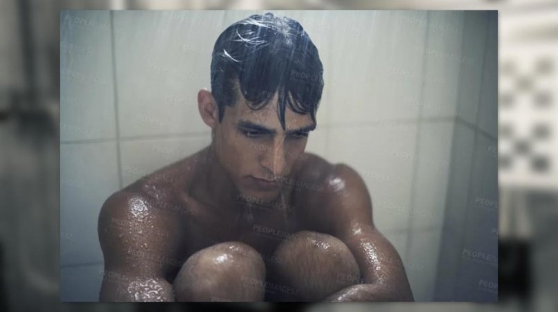 Мужчина плачет в душе