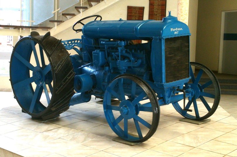 Трактор красный Путиловец