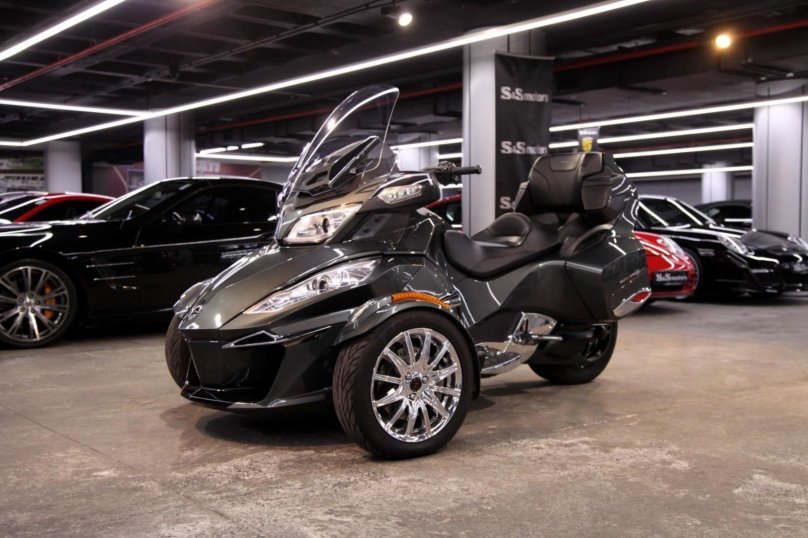 Трицикл can am Spyder