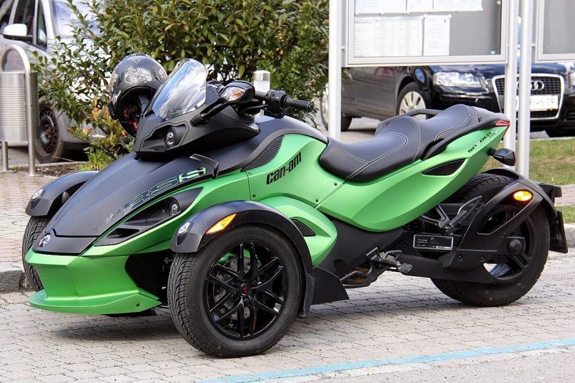 Трицикл can am Spyder