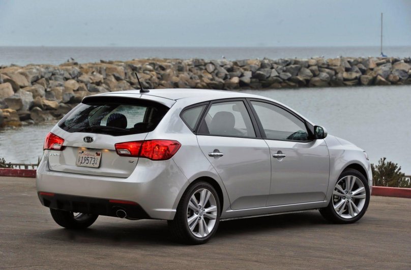 Kia Forte 2011 хэтчбек