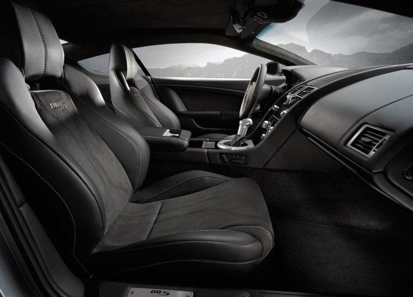 Автомобиль Астон Мартин салон