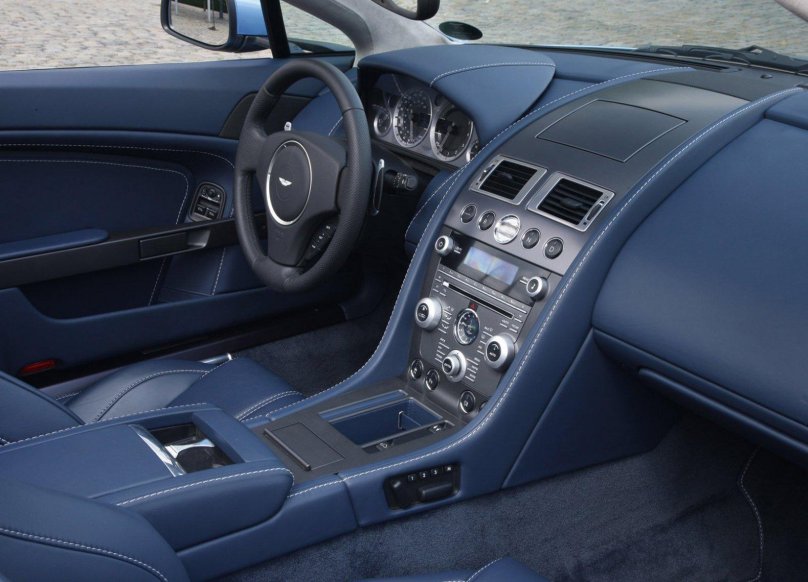 Aston Martin v8 Vantage 2008 салон