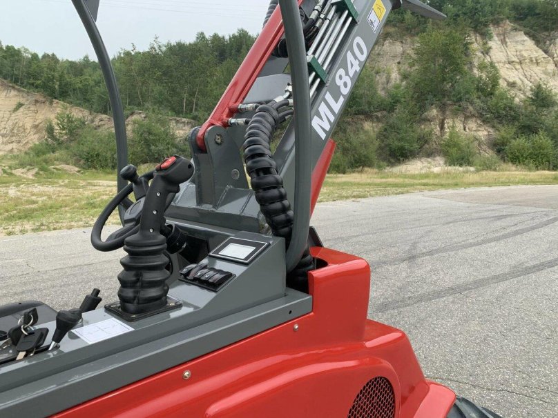 Мини-погрузчик RUNMAX ml840