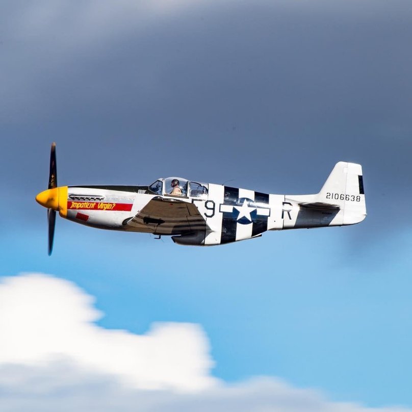 P-51 Mustang модель с женщиной