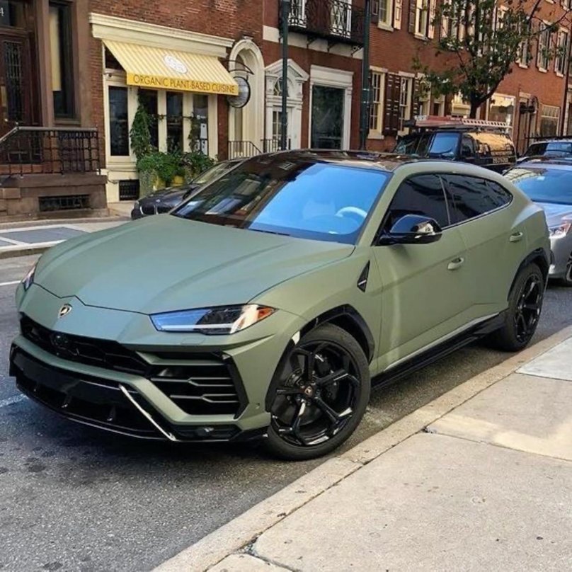 Lamborghini Urus хаки