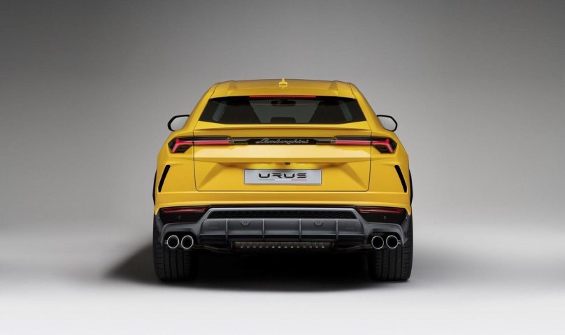 Lamborghini Urus вид сзади