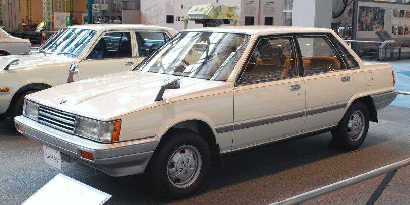 Toyota Camry v10 1982