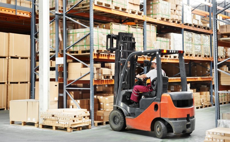Погрузчик на складе