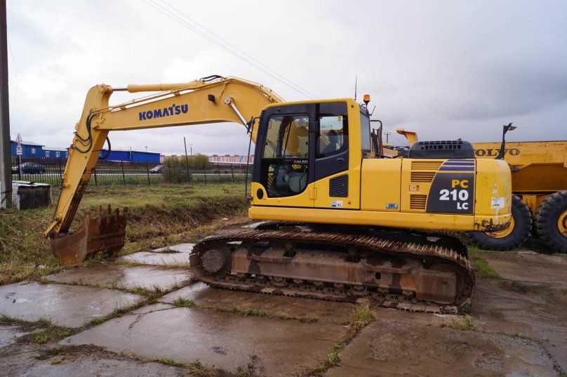Гусеничный экскаватор Komatsu pc210