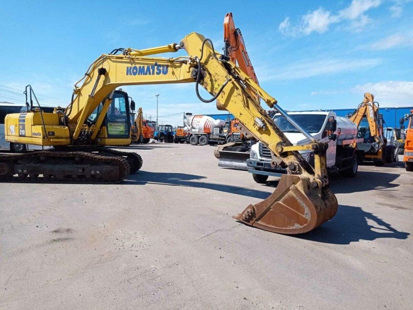 Комацу 220 экскаватор