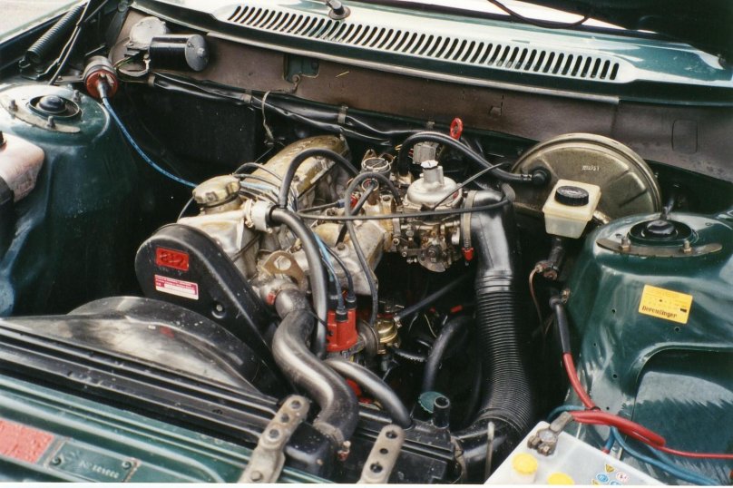 Volvo 240 моторный отсек