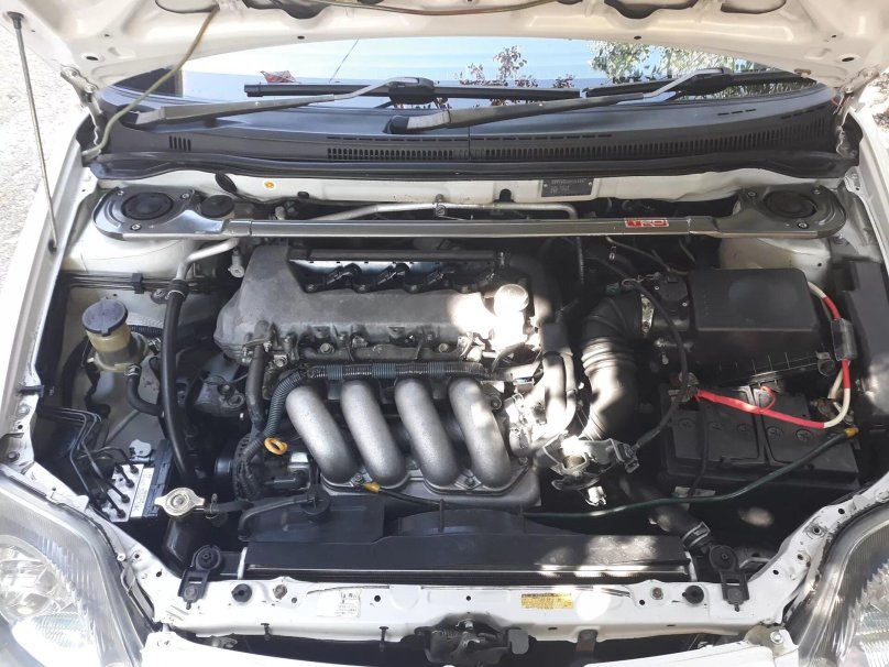 Тойота Королла Спасио подкапотное пространство