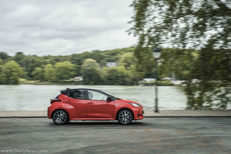 Тойота Ярис гибрид 2020