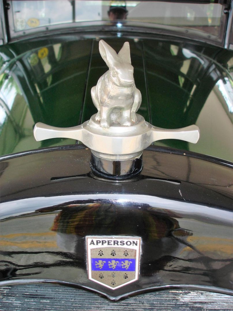 Фигурки на капот автомобиля