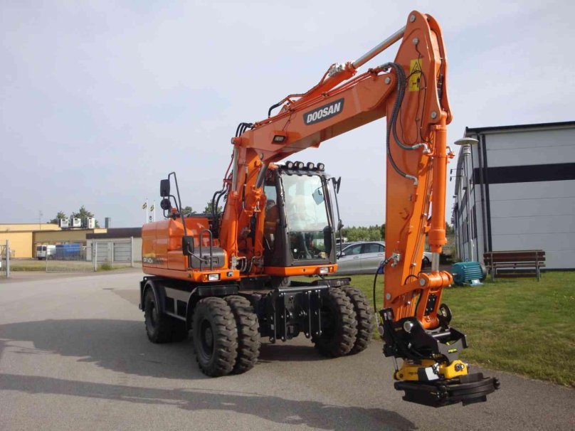 Doosan dx140w