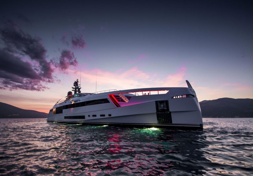 Спортивная яхта