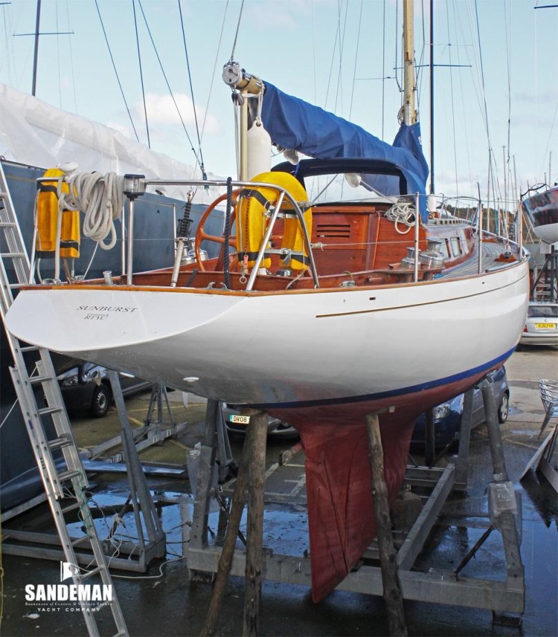 Парусная яхта на подводных крыльях