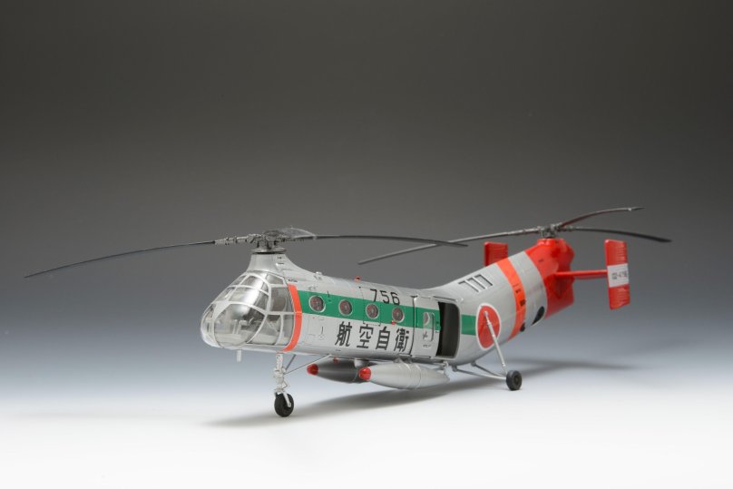 Модель вертолета на подставке