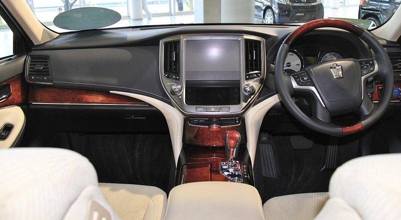 Toyota Crown Majesta 210