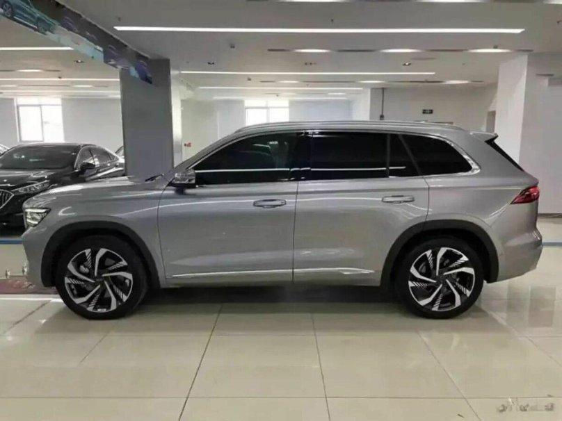 Джили Монжаро серебристый