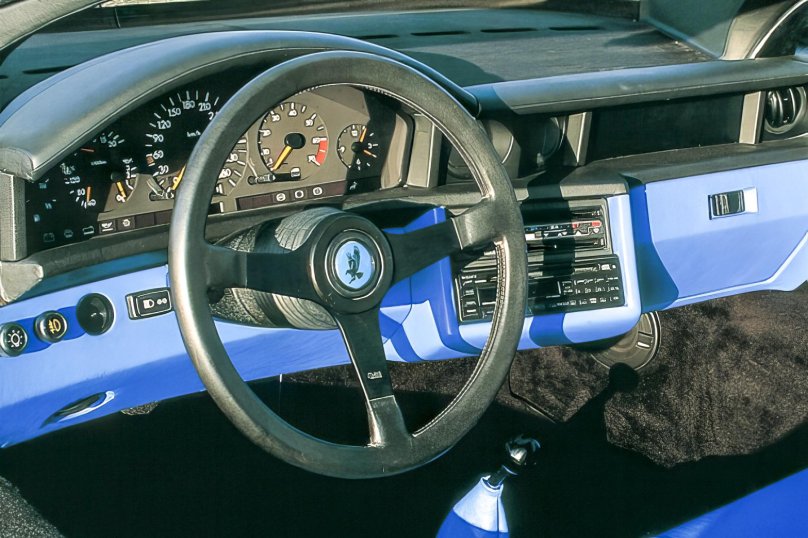 Isdera Commendatore 112i салон