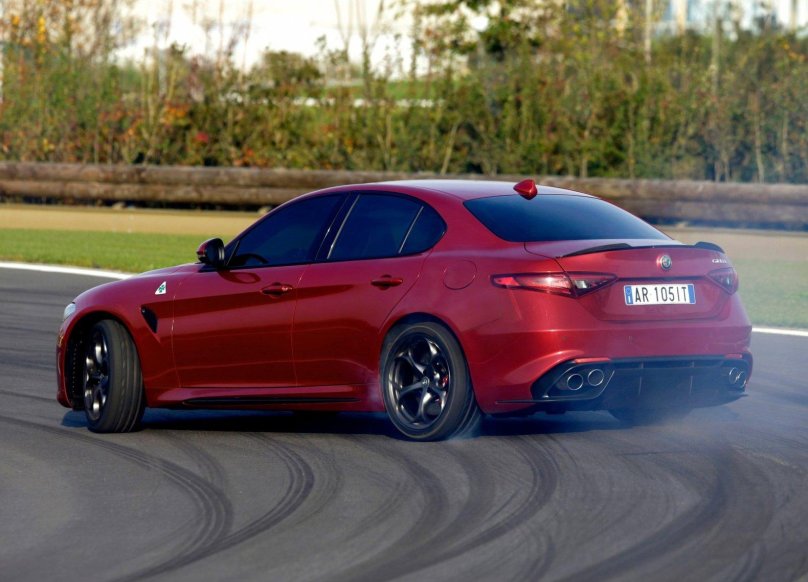 Альфа Ромео Giulia Quadrifoglio