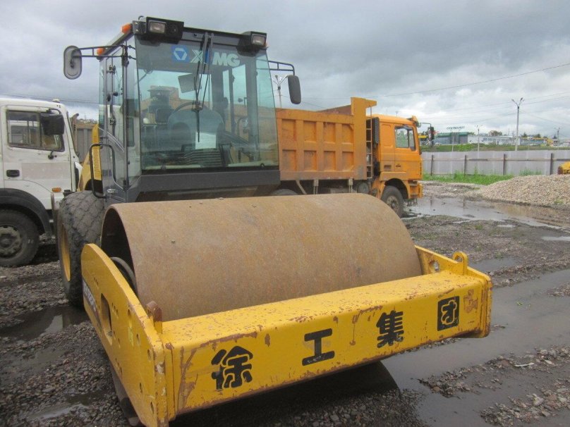 Маленький грунтовый каток