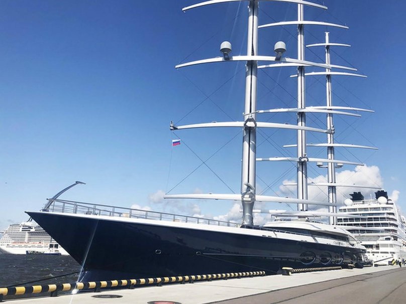 Парусная яхта черная Жемчужина