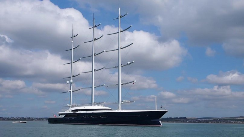 Яхта чёрная дорогая