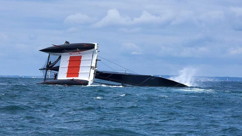 Катамаран перевернулся