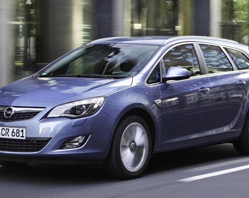 Opel Astra Sports Tourer 2012