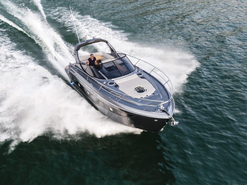 Яхта кранчи z35 мартини