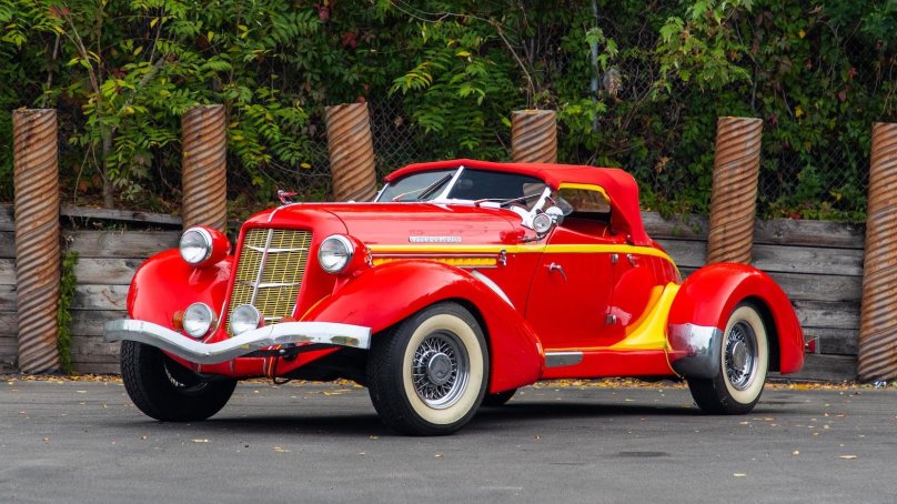 Красный кабриолет ретро