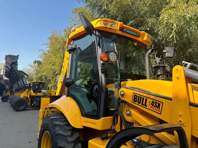 Экскаватор-погрузчик bull 4sx