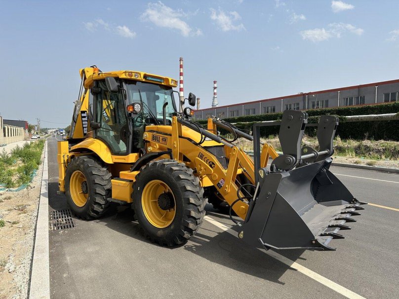 Экскаватор-погрузчик bull 4sx