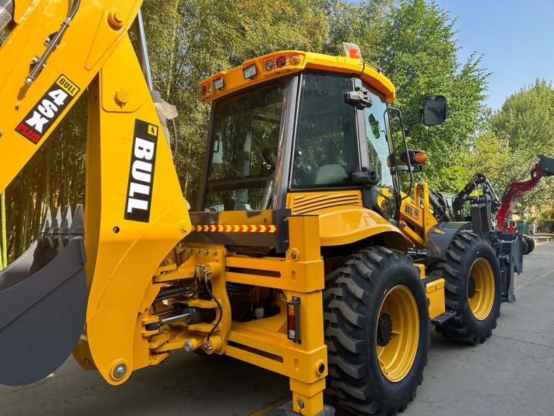 Экскаватор погрузчик bull