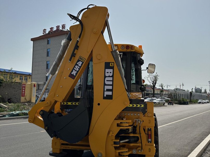 Экскаватор-погрузчик bull 4sx-Plus