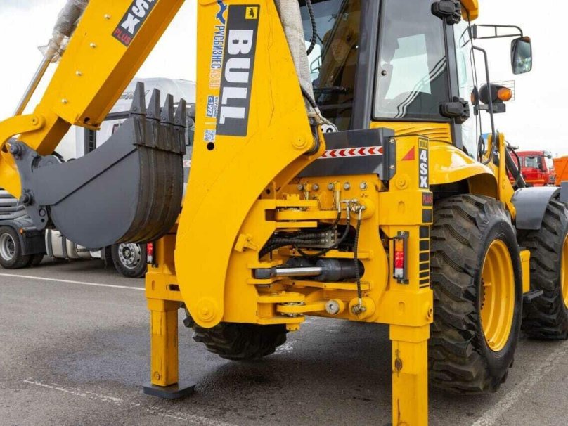 Экскаватор-погрузчик bull 4sx-Plus